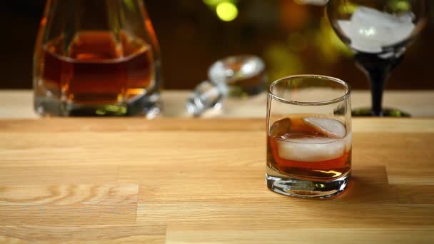 Whisky Verre Glace Fond Bois Images — Video