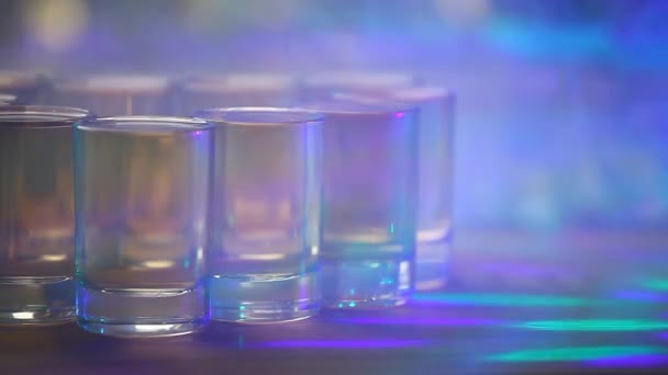 Üveg Whiskey Lövés Fából Készült Asztal Arany Bokeh Füst Felvétel — Stock videók