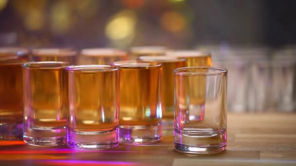 Whisky Szkła Shot Materiału Złota Bokeh Dym Drewniany Stół — Wideo stockowe