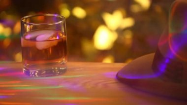  viski cam vintage şapka ahşap masa altın bokeh duman hd ayak 