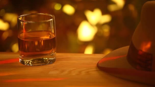 Whiskey Üveg Vintage Kalap Fából Készült Asztal Arany Bokeh Füst — Stock videók