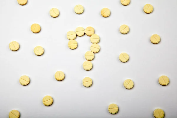 Gele Tabletten Vraagteken Witte Achtergrond — Stockfoto