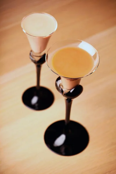 お酒カクテル グラス木製テーブル — ストック写真