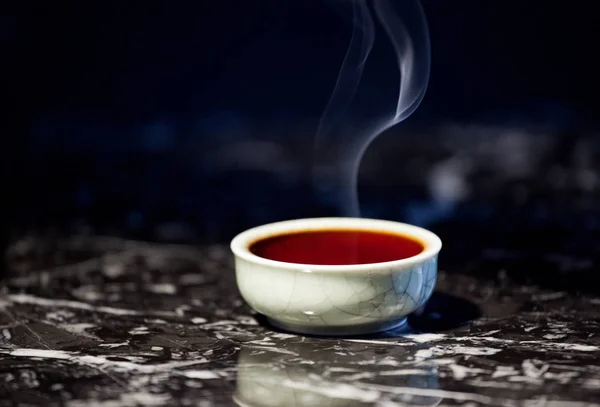 Černý Čínský Čaj Horký Šálek Béžové Pozadí — Stock fotografie