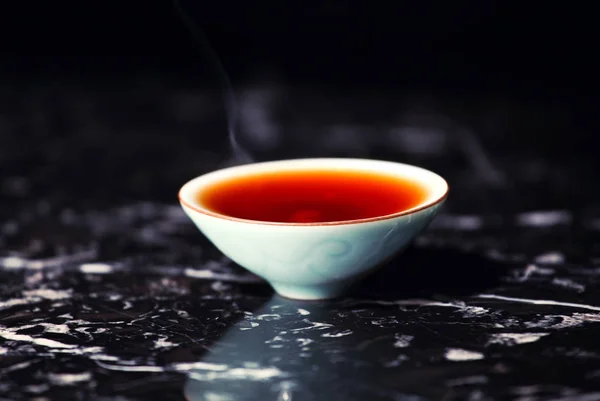 Černý Čínský Čaj Horký Šálek Béžové Pozadí — Stock fotografie