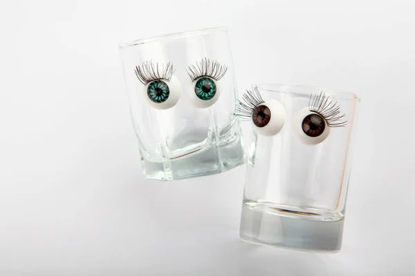 プラスチックの目のショット グラス — ストック写真