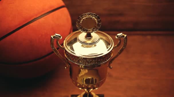 Baloncesto Bola Oro Taza Escritorio Madera Fondo Material Archivo — Vídeo de stock