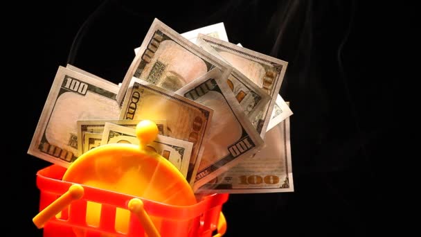 Gele Portemonnee Geld Dollar Plastic Mand Rook Niemand Donkere Achtergrond — Stockvideo