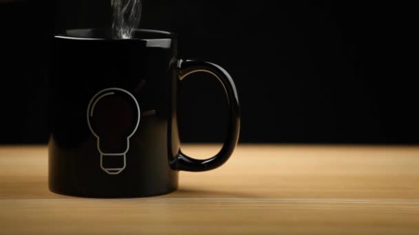 Caliente Taza Bulbo Símbolo Madera Mesa Oscuro Fondo Nadie Metraje — Vídeos de Stock