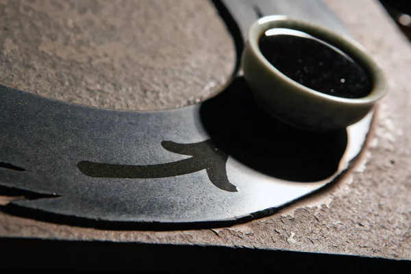 Černý Čaj Šálek Symbol Kamene Pozadí Nikdo — Stock fotografie