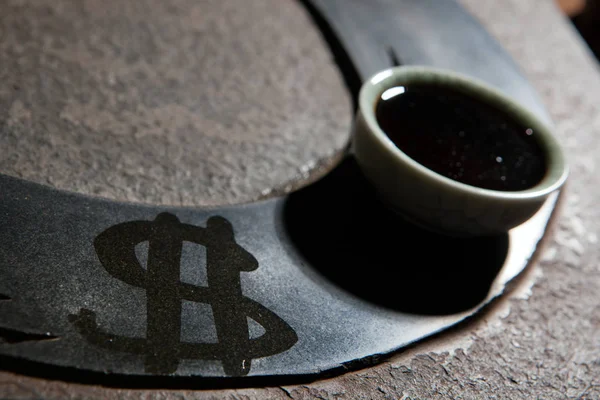 Schwarzer Tee Tasse Dollar Symbol Stein Hintergrund Niemand — Stockfoto