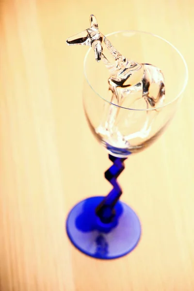 空になった酒ガラス キリン図木製テーブル — ストック写真