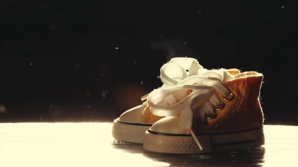 Gula Sneakers Damm Bakgrund Film — Stockvideo
