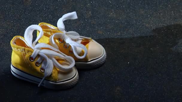 黄色运动鞋滑板背景高清镜头 — 图库视频影像