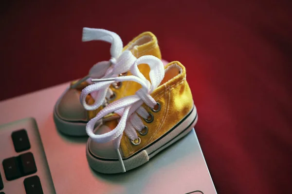 Sárga Cipők Laptop Háttér — Stock Fotó