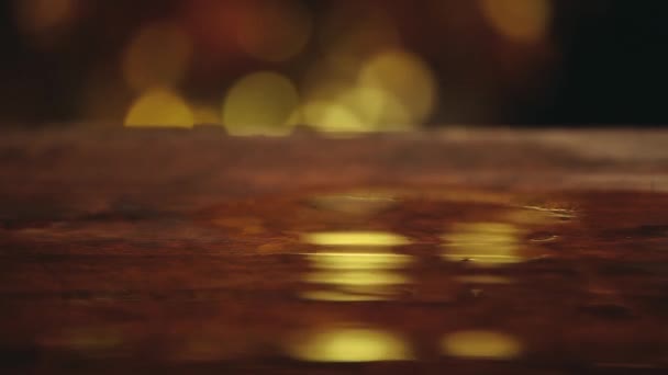 Houten Nat Tabel Gouden Bokeh Beelden — Stockvideo