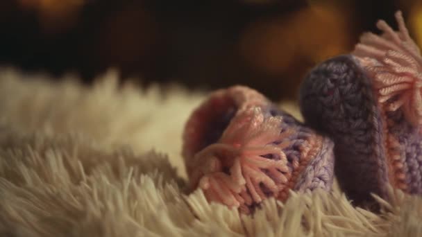 Bokeh Φόντο Χρυσό Μαλλί Παπούτσια Μωρό — Αρχείο Βίντεο
