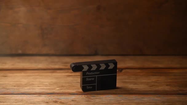 Εκλεκτής Ποιότητας Καπνού Καπέλο Clapperboard Ξύλινα Φόντο Βίντεο — Αρχείο Βίντεο