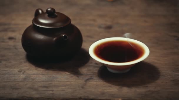 Bule Preto Quente Xícara Chá Madeira Mesa Footage — Vídeo de Stock