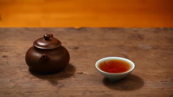 Konvice Čaj Černý Horký Čaj Pohár Dřevěný Stůl Záběry — Stock video