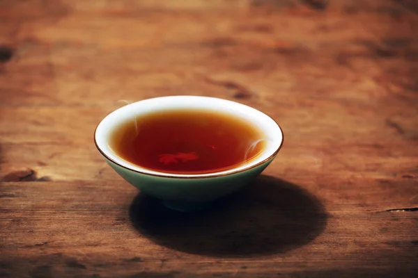 Černý Horký Čaj Šálek Dřevěný Stůl — Stock fotografie