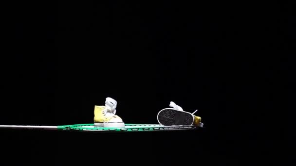玩具鞋羽毛球球拍黑暗的背景高清镜头 — 图库视频影像