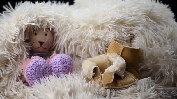 Recém Nascido Bebê Roupas Sapatos Brinquedo Urso Imagens — Vídeo de Stock