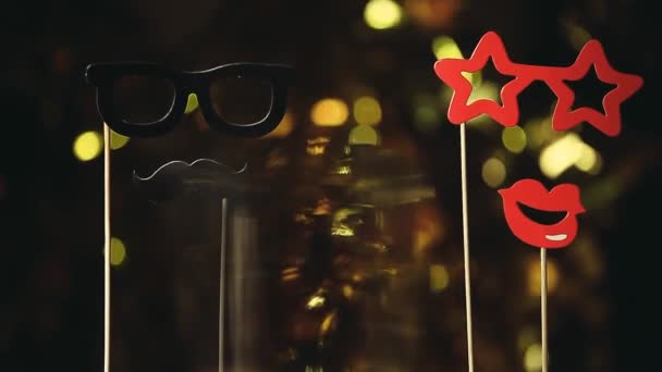 Lege Champagne Glas Masker Goud Bokeh Niemand Beelden — Stockvideo