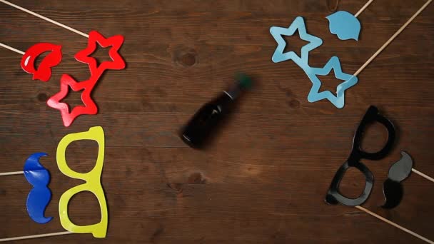 Maszk Üveg Spin Fából Készült Íróasztal Felvétel — Stock videók