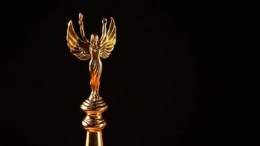 Altın melek heykeli koyu arka plan hd ayak 