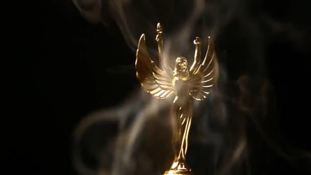 Engel Statue Rauch Dunkler Hintergrund Filmmaterial — Stockvideo