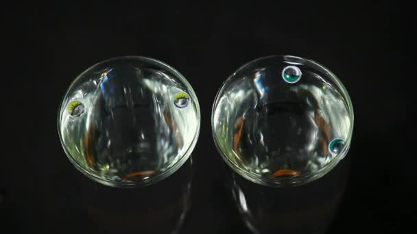 Πλαστικά Μάτια Σαμπάνια Ποτήρι Νερό Σκοτεινό Φόντο Κανείς Βίντεο — Αρχείο Βίντεο