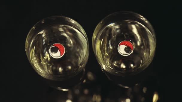Пластикові Очі Шампанське Скляна Вода Темний Фон Ніхто Кадри — стокове відео