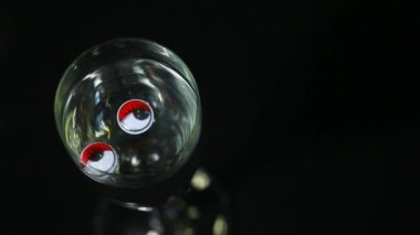 plastik gözleri şampanya cam su koyu arka plan kimse hd ayak 