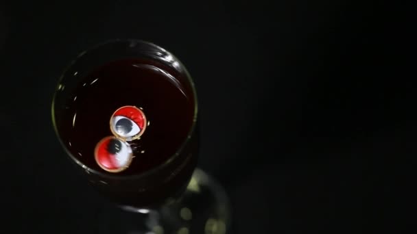 Plastové Oči Šampaňské Sklenici Vody Tmavé Pozadí Nikdo Záběry — Stock video
