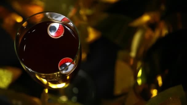 Пластикові Очі Шампанське Скляна Вода Темний Фон Ніхто Кадри — стокове відео