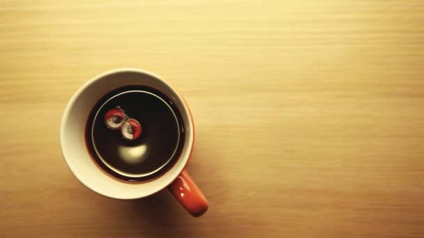 咖啡杯红色塑料眼睛旋转没有人木桌高清镜头 — 图库视频影像