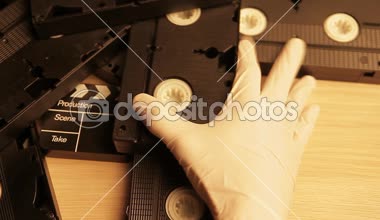 VHS kaset clapper tahta ahşap masa el beyaz eldiven hd ayak 