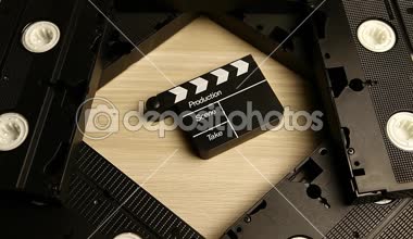 VHS kaset clapper tahta ahşap masa el beyaz eldiven hd ayak 
