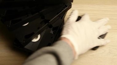 VHS kaset clapper tahta ahşap masa el beyaz eldiven hd ayak 