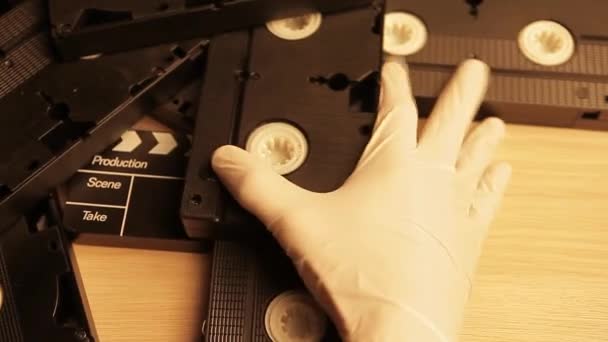 Vhs Cassette Klepel Bestuur Houten Tafel Hand Witte Handschoenen Beelden — Stockvideo