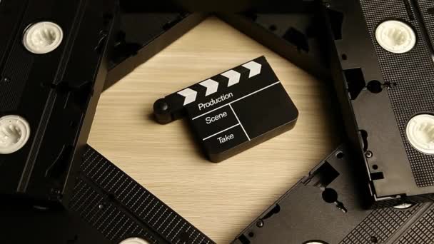 Vhs Cassete Clapper Board Mesa Madeira Mão Luvas Brancas Footage — Vídeo de Stock