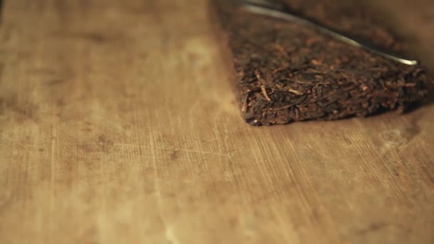 中国紅茶は誰も 映像を木製のテーブルをナイフします — ストック動画