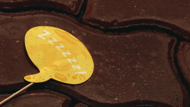 Papel Amarelo Máscara Estrada Água Gotas Primavera Estação Filmagem Ninguém — Vídeo de Stock