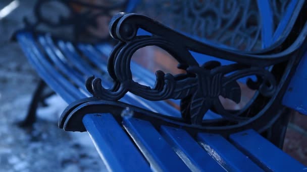 木製の青いベンチ春シャボン玉誰も — ストック動画