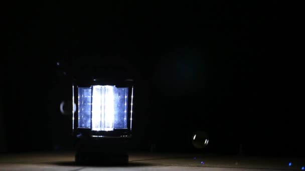 Taschenlampe Seifenblasen Dunklen Hintergrund Niemand Filmmaterial — Stockvideo