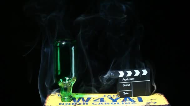 Metal Placa Humo Vacío Botella Clapper Tablero Metraje Nadie — Vídeo de stock