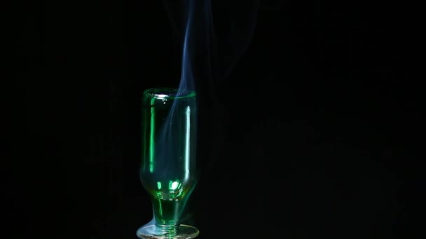 Leere Grüne Glasflasche Rauch Dunkler Hintergrund Niemand Filmmaterial — Stockvideo