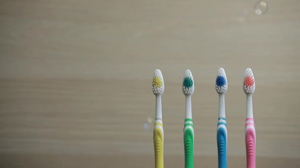 Zubní Kartáček Mýdlové Bubliny Dřevěné Pozadí Nikdo Záběry — Stock video