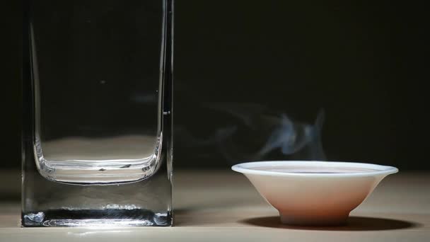 Noir Chaud Chinois Thé Tasse Bois Table Sombre Fond Personne — Video